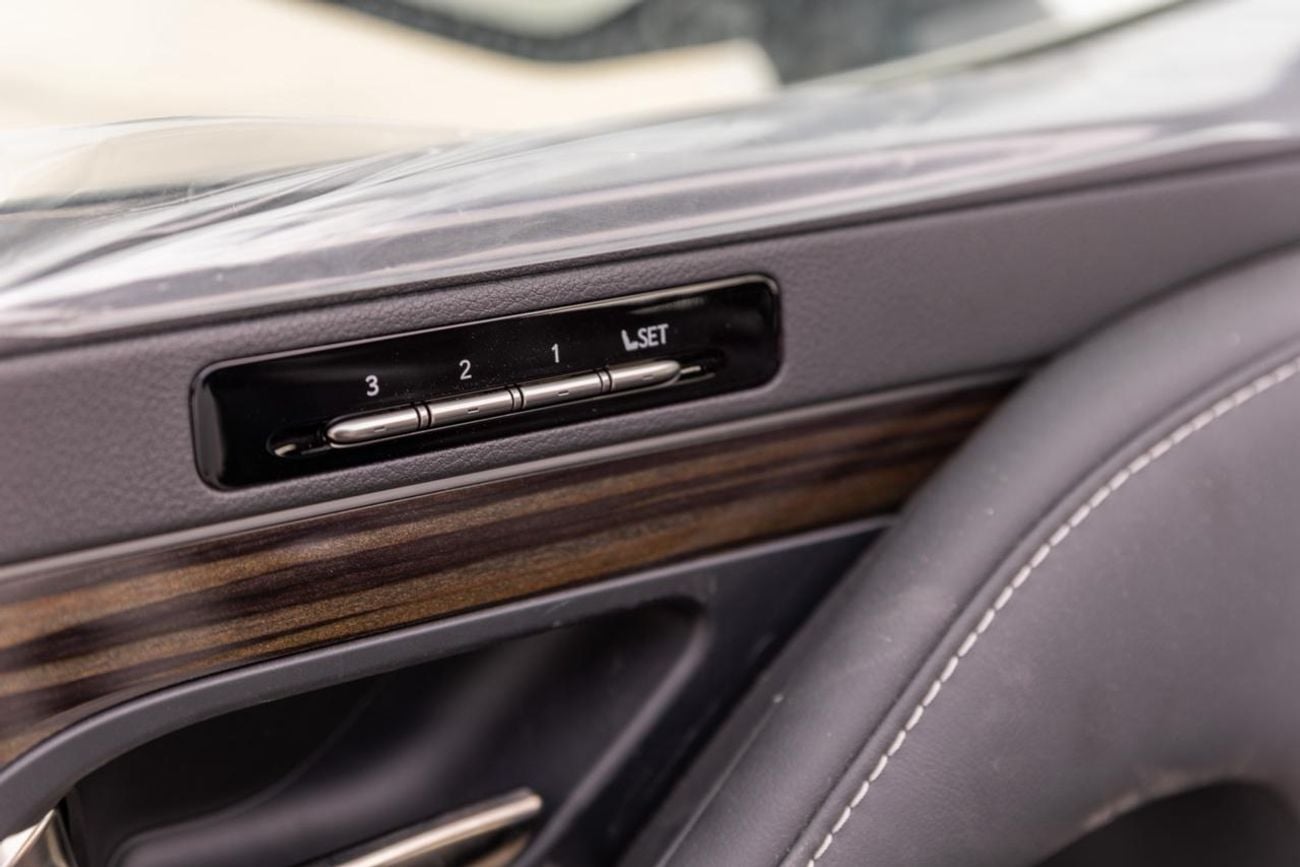 Lexus LX 700h 2025 LEXUS LX700h 3.5L TURBOSPORT HYBRID WHITE / MAROON