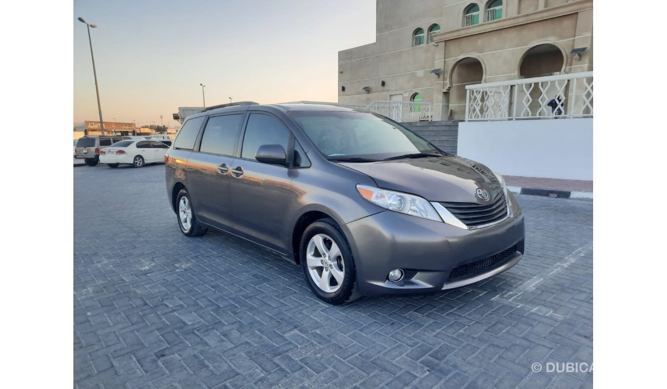 Toyota Sienna LE