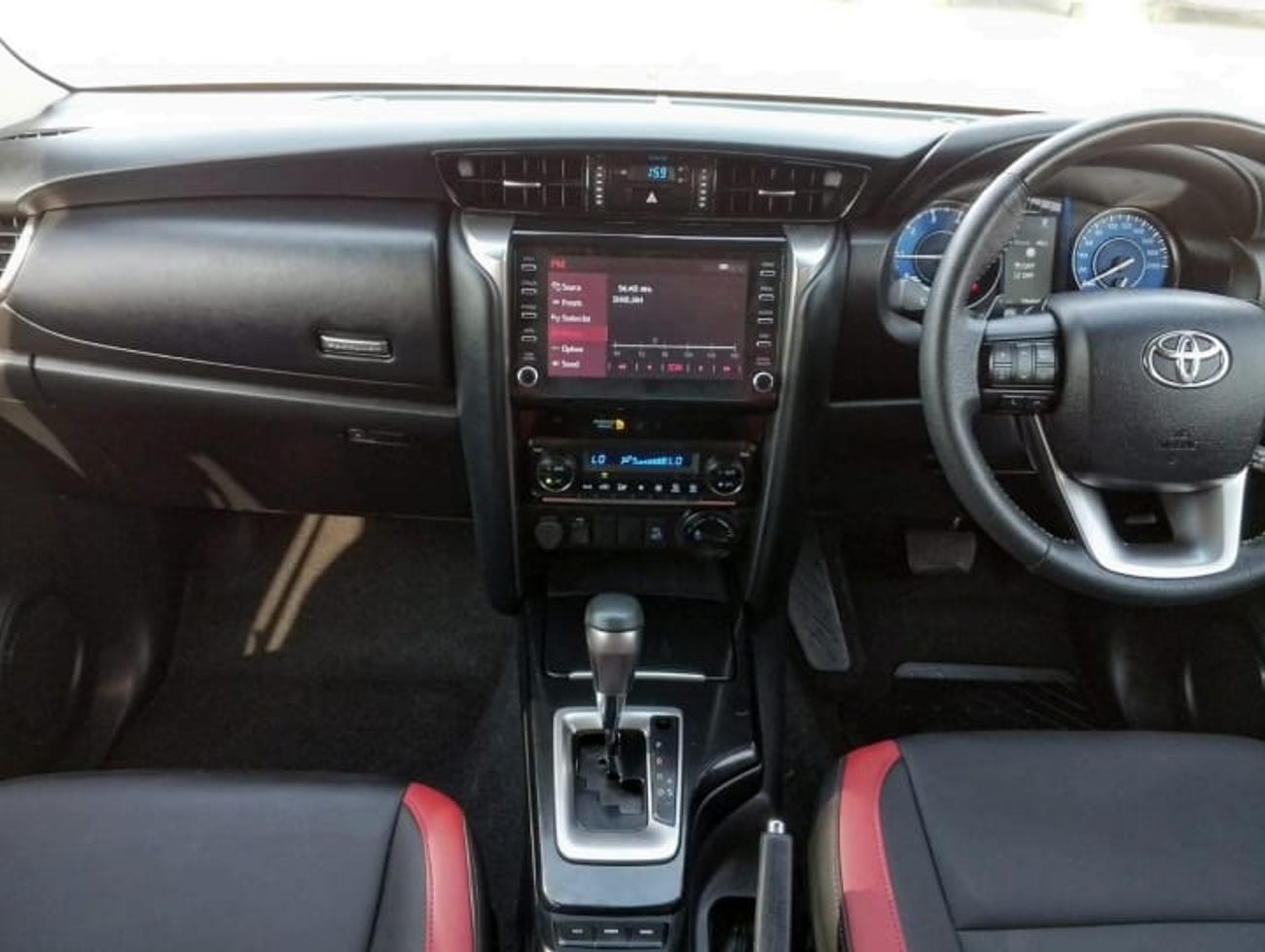 Toyota Fortuner VX-RHD-4WD-2.8L-Automatic-Diesel-7 Seats-5 Doors