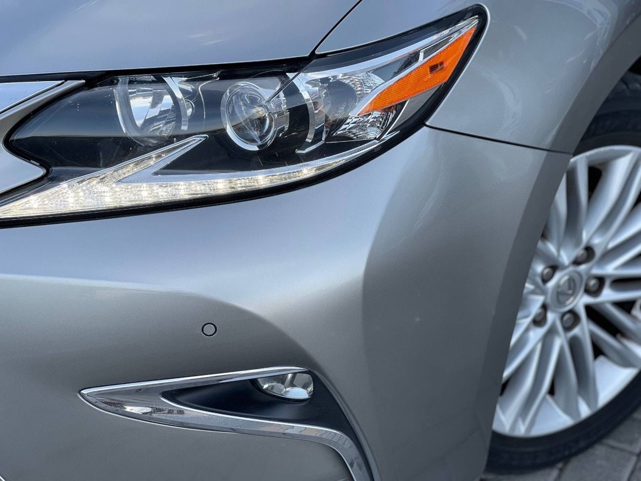 لكزس ES 350 3.5 V6 /PLATINUM COLOR / SCREEN /COOLING AND HEATING SEATS  / IN PERFECT CONDITION