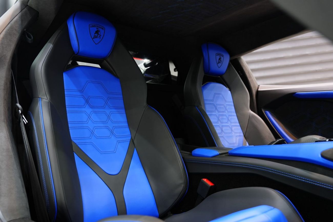 لامبورغيني ريفويلتو Standard Carbon Fiber Interior, Hybrid V12, 700 KM Only, Dealer Warranty!!
