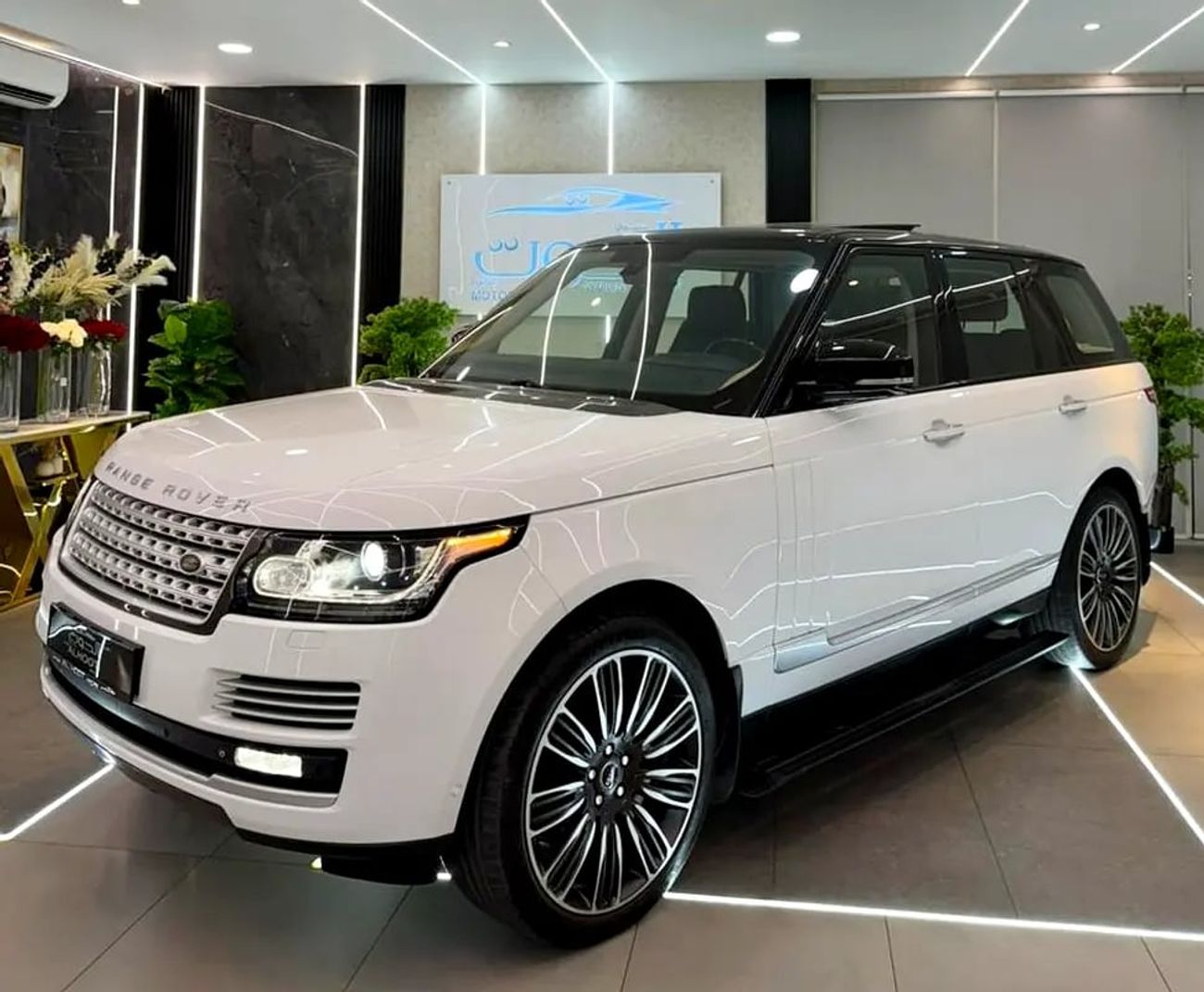 Land Rover Range Rover Supercharged 5.0L SUPERCHARGED VOGUE V8 || GCC II FULLY LOADED || AMAZING || VERY NEAT || LOW MILEAG