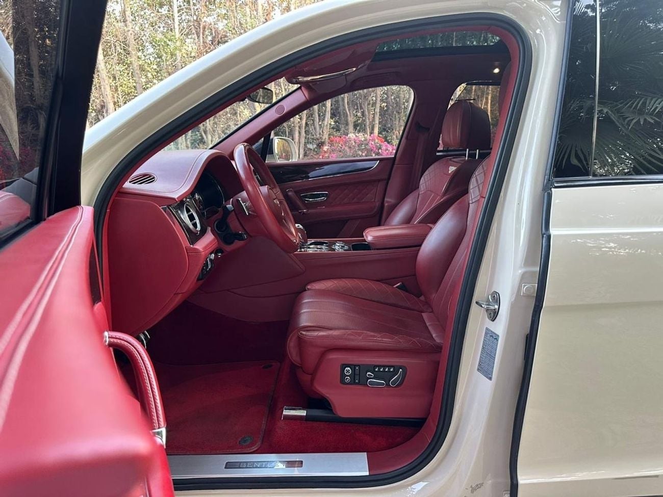 Bentley Bentayga Bentayga 4.0T 2017 Bentley Bentayga W12 Twin Turbo - GCC Spec