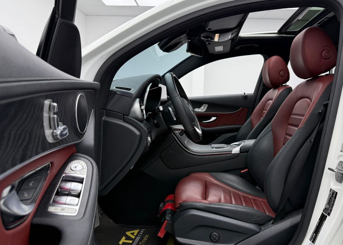 مرسيدس بنز GLC 300 Coupe 2.0L 2020 Mercedes Benz GLC300 AMG 4MATIC Coupe, Warranty, Full Service History, Fully Loaded,