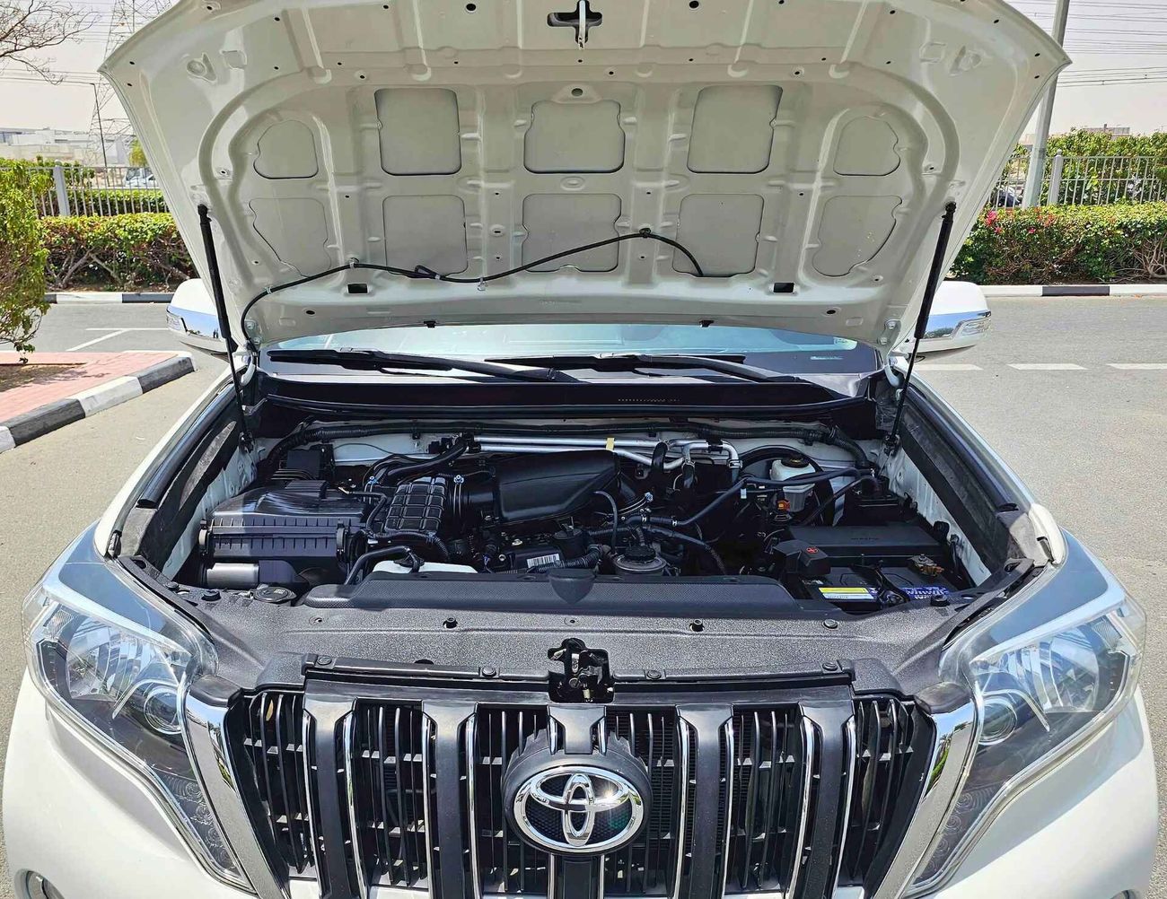 تويوتا برادو VXR/ V4 2.7L/ FULL OPTION/ SUNROOF/ ELECTRIC LEATHER SEATS/ HEADS REST TV/ DOWN TYRE/ LOT# 39672