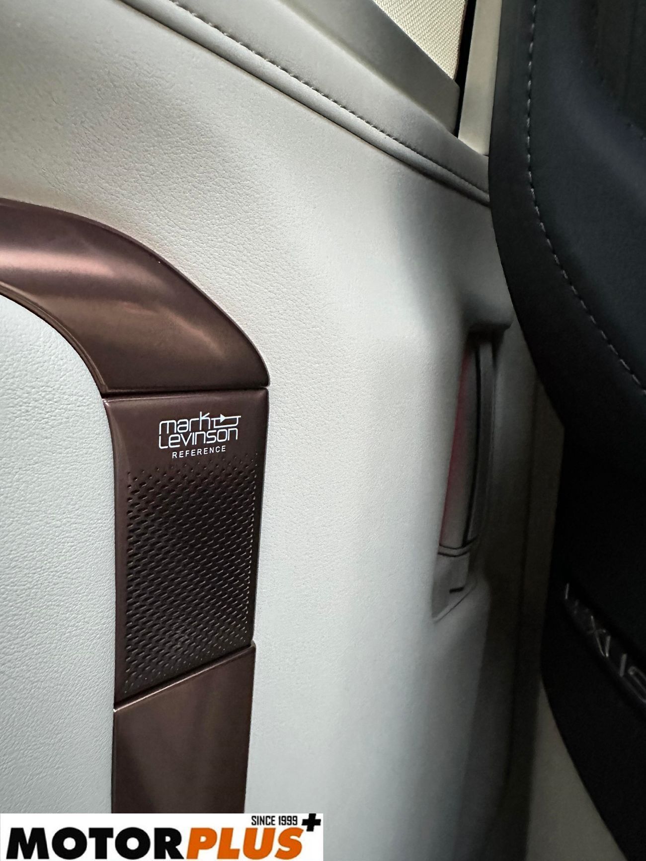 لكزس LM 350h Hybrid 4 Seater 2024