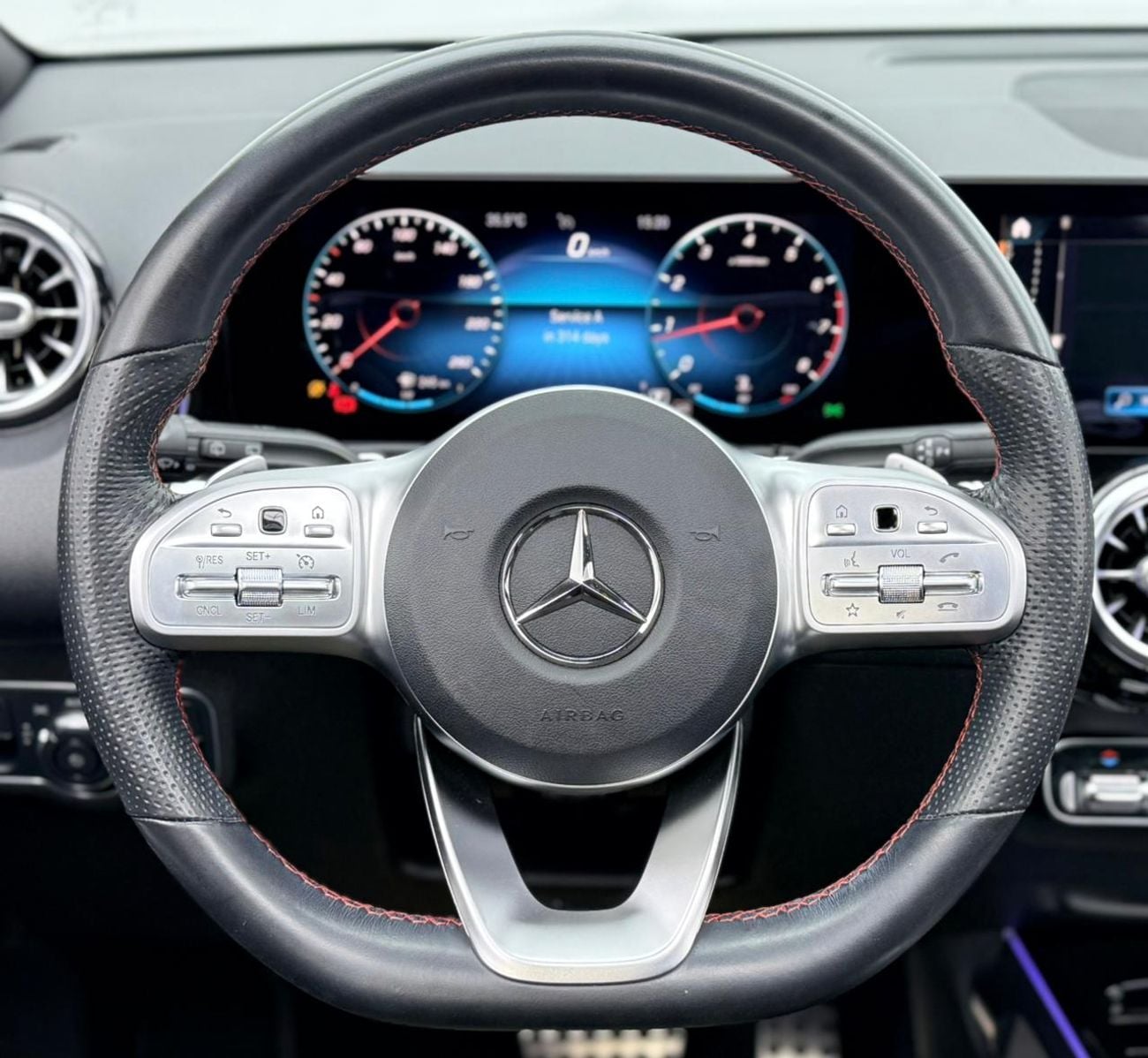 مرسيدس بنز GLB 250 4MATIC 2.0L (221 HP)