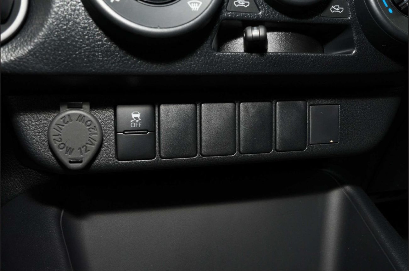 Toyota Hilux 2.4L 4X4 D/C STD(i) M/T DIESEL