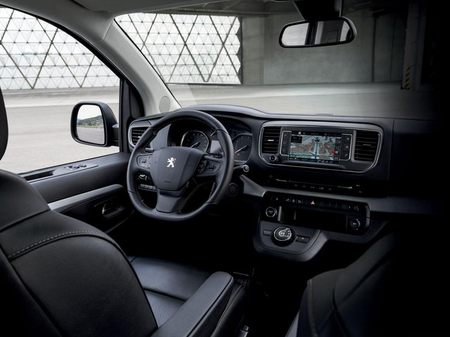 Peugeot Traveller interior - Cockpit