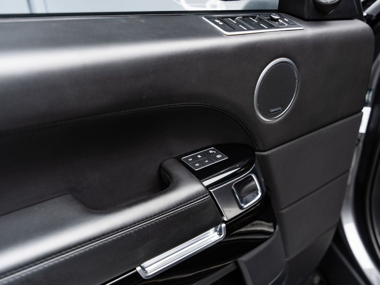 Land Rover Range Rover VOGUE SE BUY NOW, PAY 2027 | THE BLACKLINE STANDARD | 12 Month Blackline Warranty, GCC