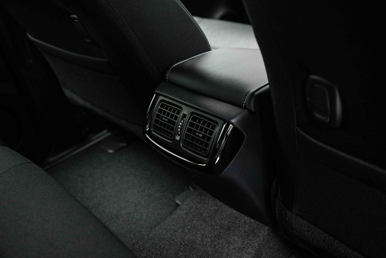تويوتا هيلوكس Adventure 4.0 - Silver Metallic Inside MLM Black | Export Only