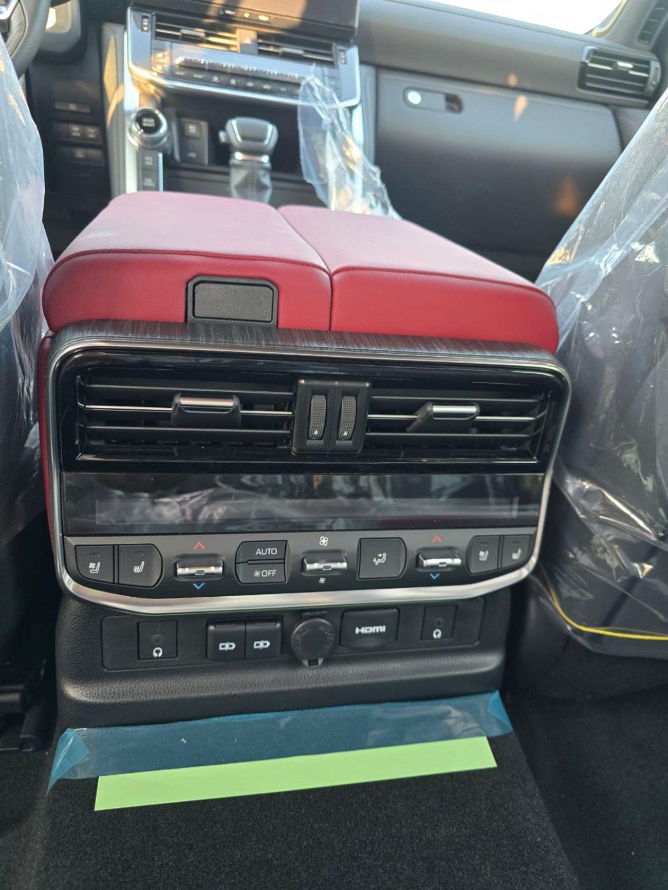 تويوتا لاند كروزر تويوتا لاندكروزر LC300 هجين فئة GR موديل 2026 – فل أوبشن – أبيض خارجي / جلد أحمر داخلي