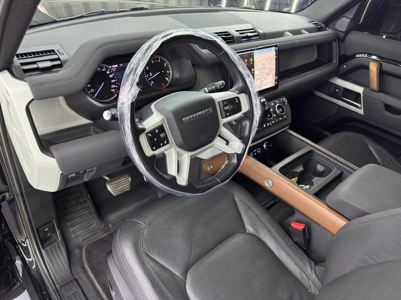 لاند روفر ديفندر 110 SE P400 3.0L 2023 Land Rover Defender, 2028 Land Rover Defender Warranty + Service Pack, GCC