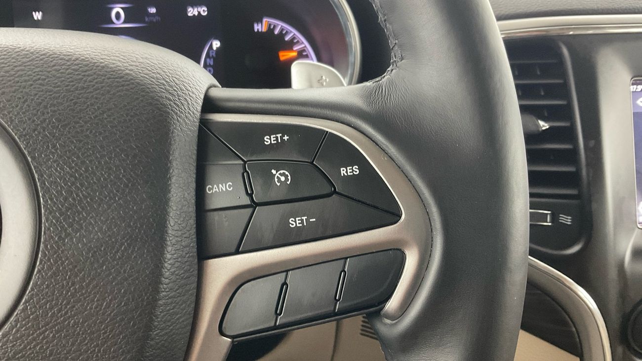 جيب جراند شيروكي Laredo | upto AED 20,000 Ramadan Discount | شامل الضمان | 0 ﺪﻔﻋﺓ ﺃﻮﻟﻯ