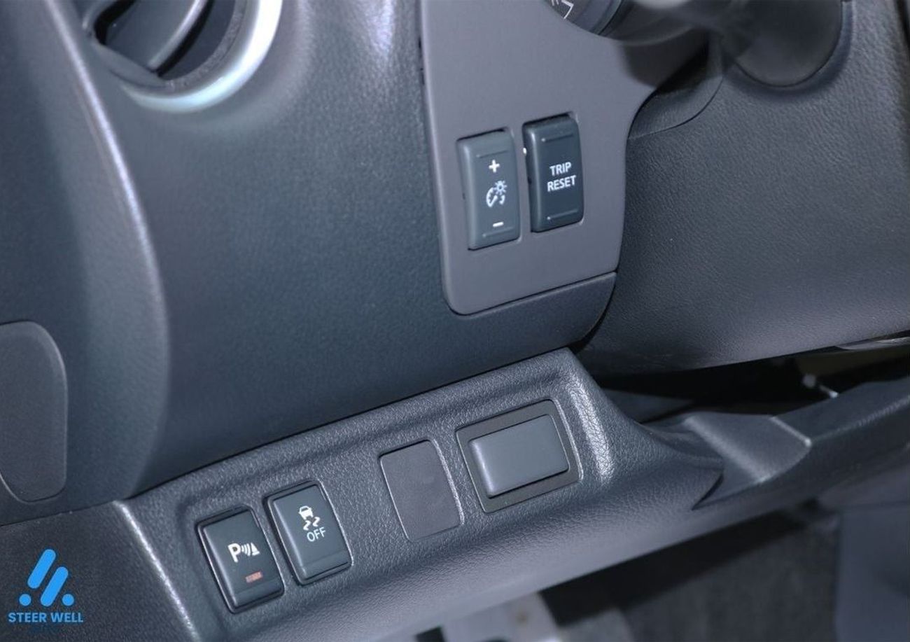 نيسان نافارا LE Petrol 2.5L 4x4 M/T DC Plus MY2023 / Affordable Prices!!! / Book Now