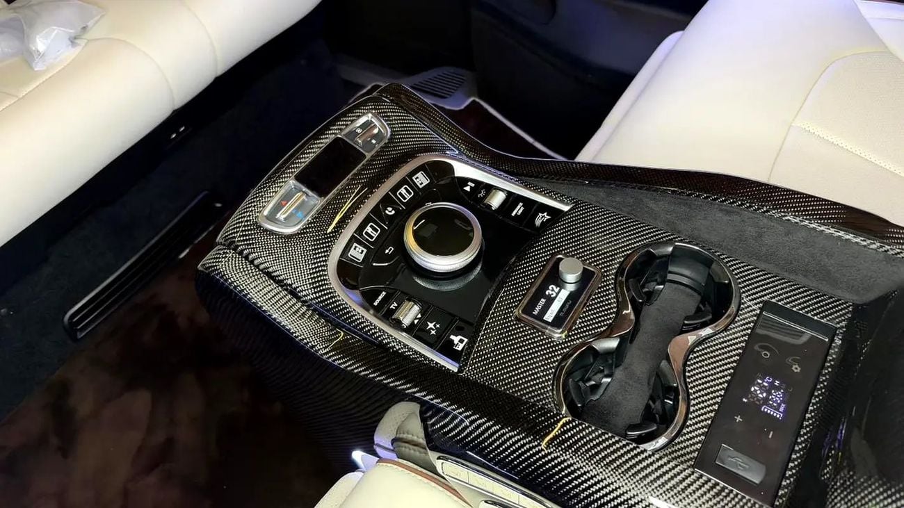 مرسيدس بنز V 300 ARRIVAL MODEL VIP MERCEDES GCC V300 with ADDITIONAL REAR AC - 2 Years Warranty by VLINE