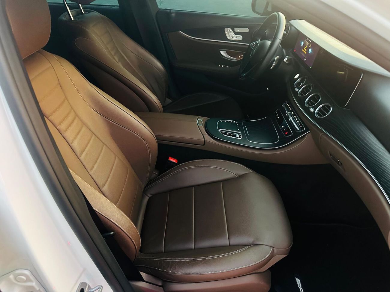 Mercedes-Benz E300 Premium + 2.0L