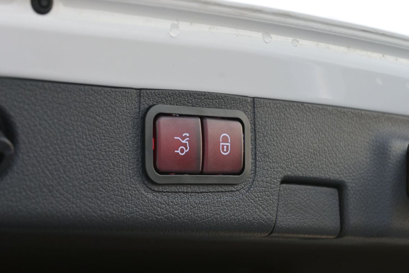 مرسيدس بنز A 200 Mercedes-Benz A200L 1.3L Turbo Petrol, Model 2025 Color White