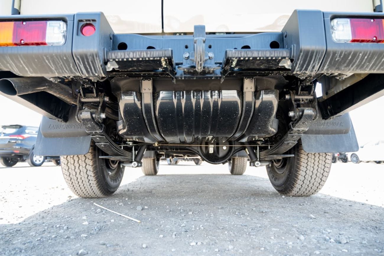 Toyota Land Cruiser 70 LC 76 2.8L | Diesel | 4 Cylinder | 6 Speed Automatic | 5 Door | 5 Seats