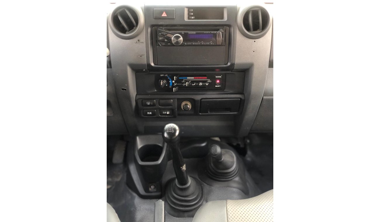 Toyota Land Cruiser 70 LX78 4.2L Diesel, Snorkel, Alloy Rims 16'', Low Milage, Clean Interior and Exterior, Mp3, CD-Player