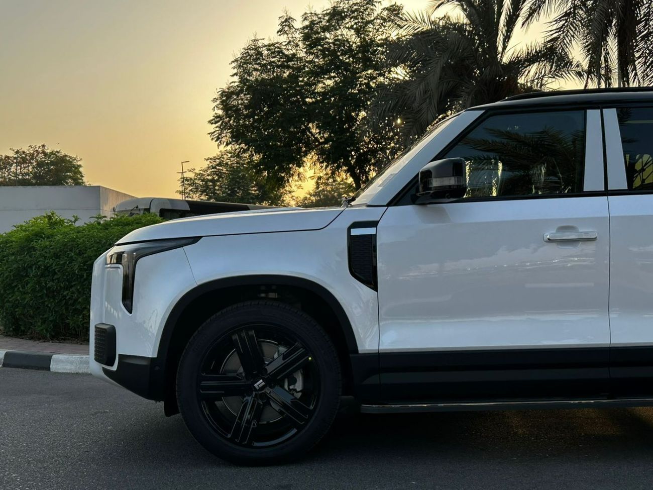 روكس 01 ROX 01 7 SEATS HYBRID White/Orange | Long range 2025