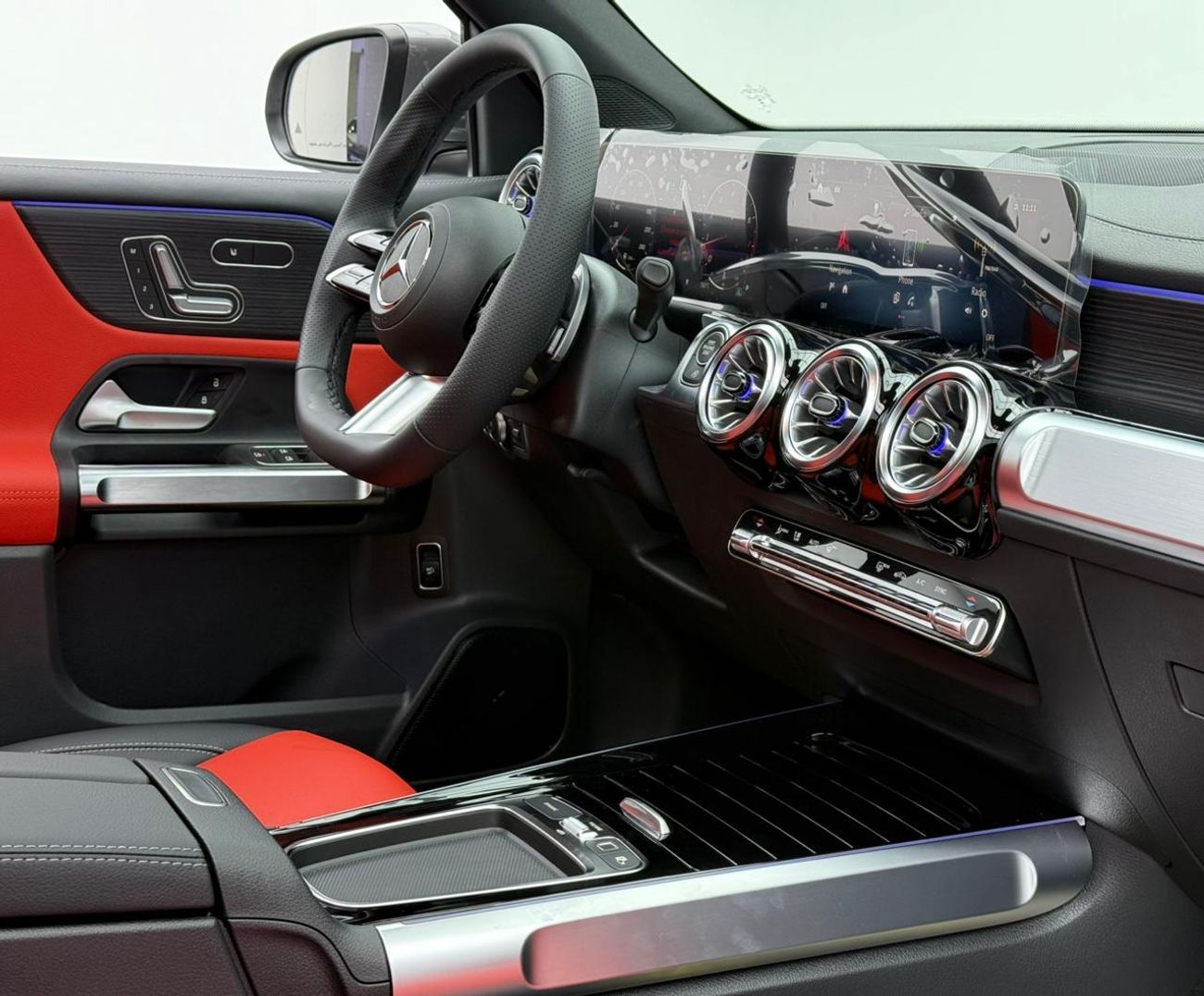 مرسيدس بنز GLB 200 *Brand New* 2026 Mercedes Benz GLB200, 2030 Mercedes Warranty, Delivery Km, 7 Seater, GCC