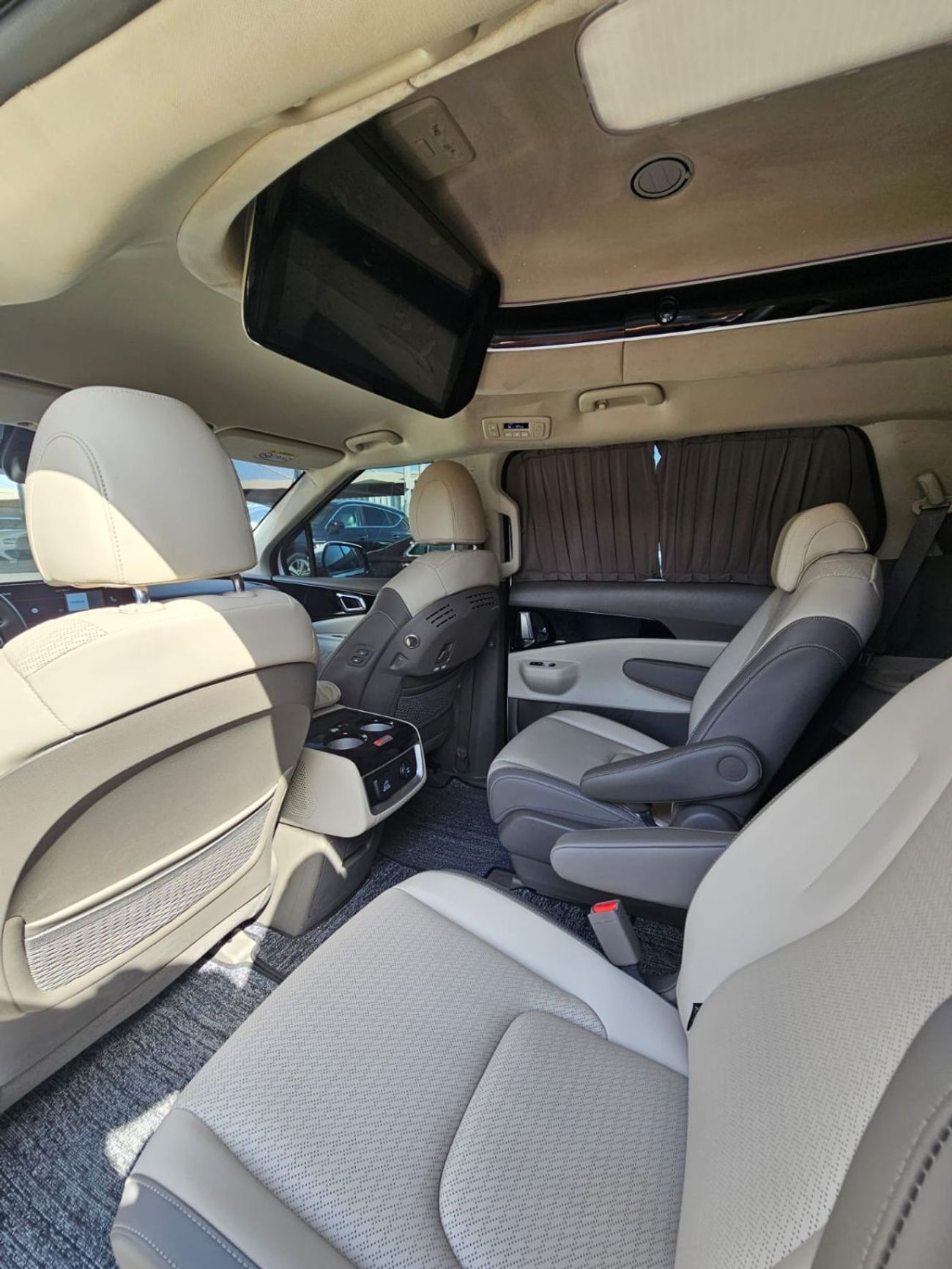 Kia Carnival Hi limousine vip 3.5L Automatic. Van