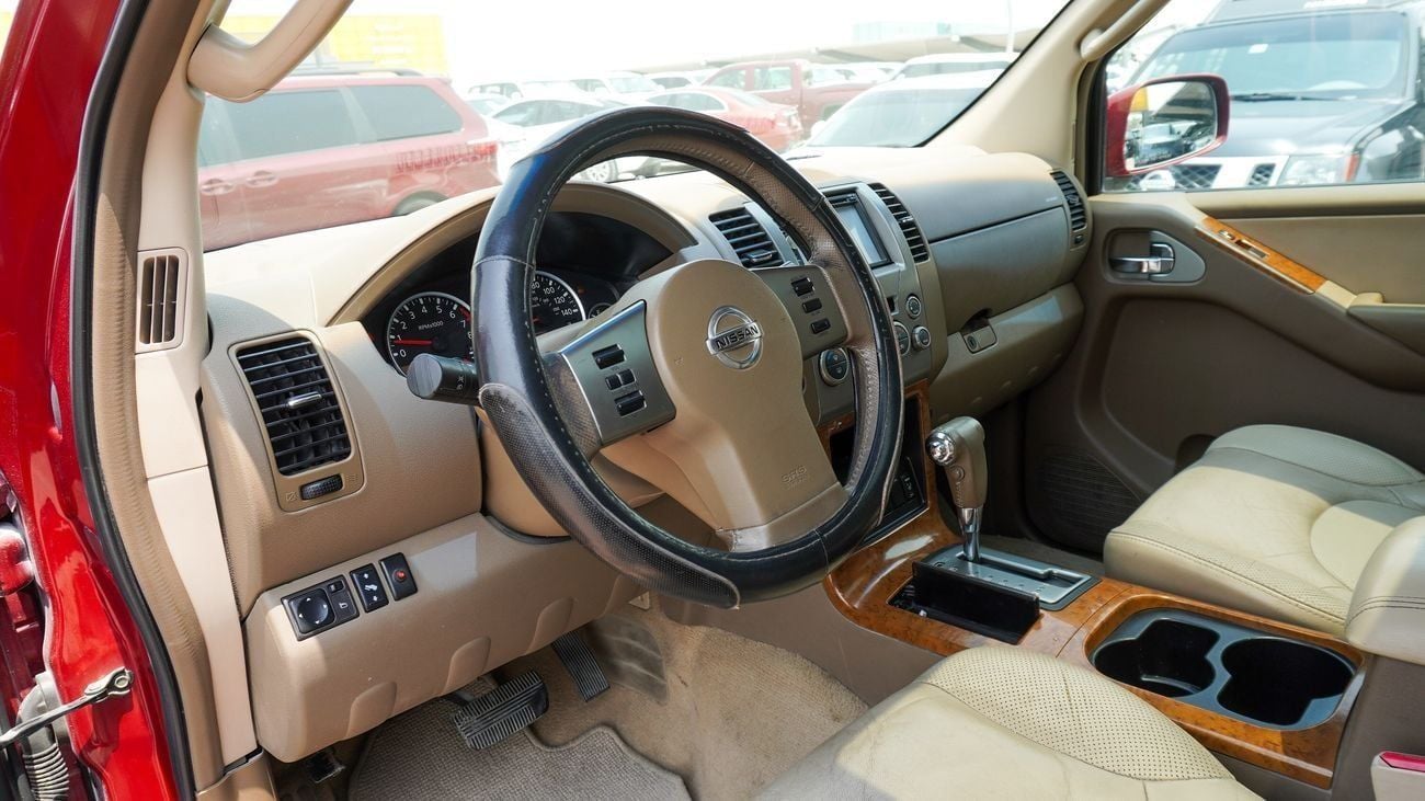 Nissan Pathfinder LE