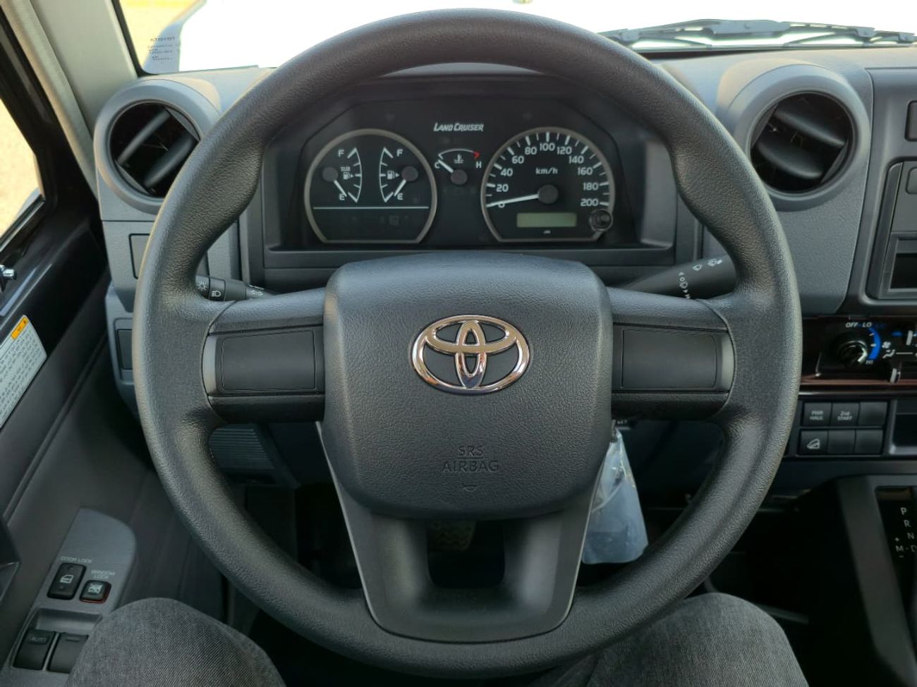 Toyota Land Cruiser 70 TOYOTA LC79 SINGLE CABIN PETROL 4.0 - AT - STD - E - DIFF LOCK - 2025 MODEL - GREY INSIDE GREY - GCC