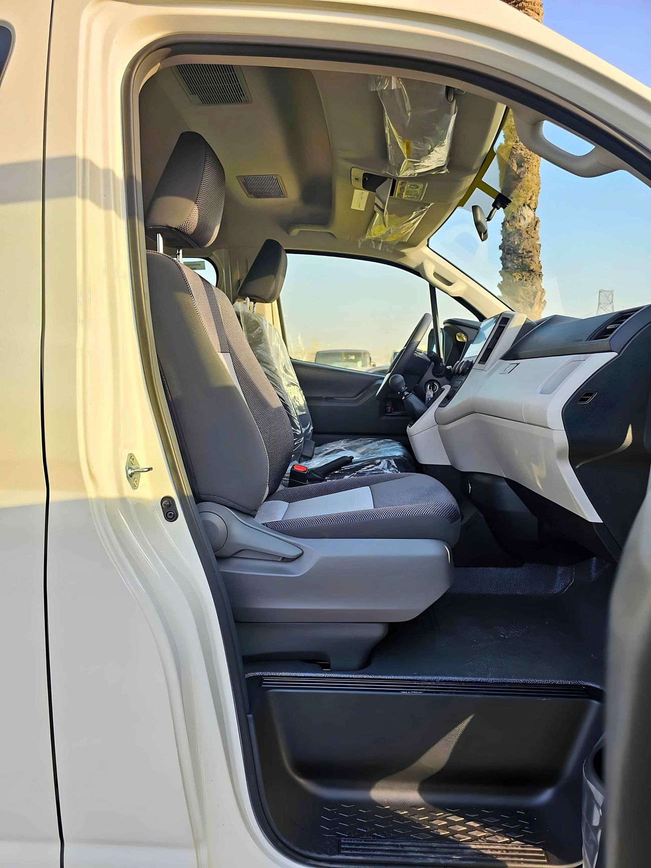 Toyota Hiace / 2.8L M/T / PASSENGER, HIGHROOF, DIESEL, DX, BLACK BUMPER / Code#68059