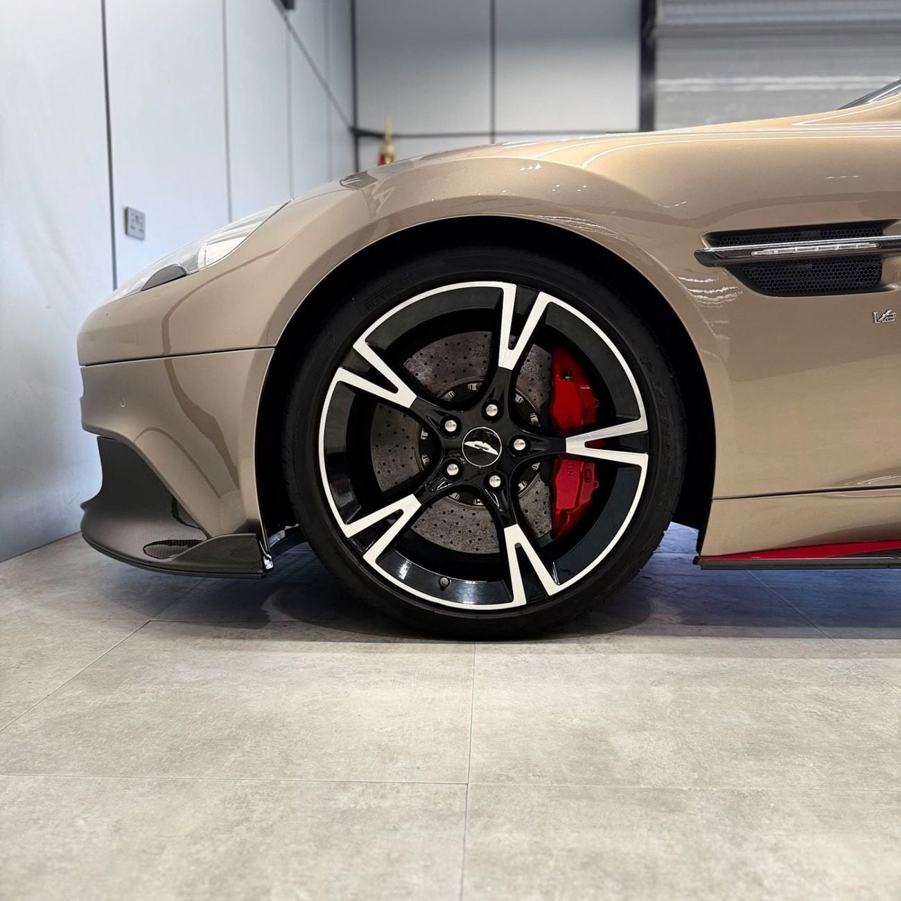 Aston Martin Vanquish GCC Specs | V12