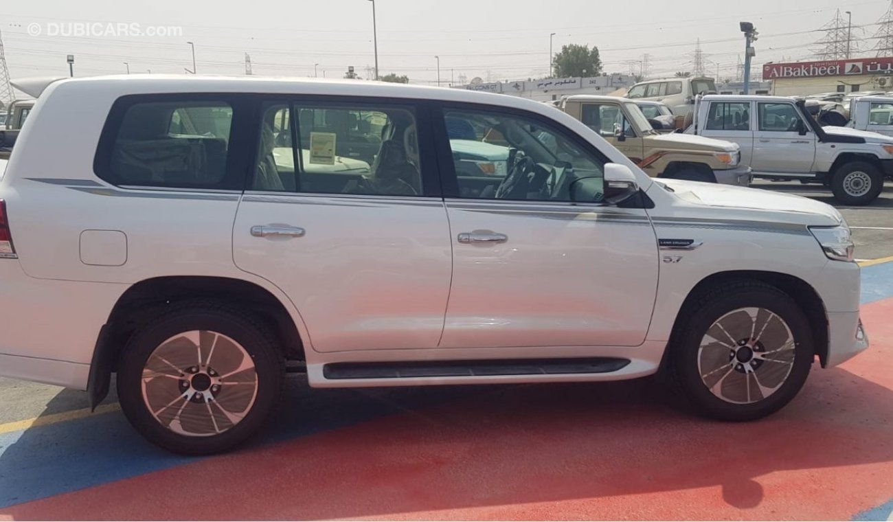 Toyota Land Cruiser VXE Grand Touring 5.7Ltr,8 Cylinder Petroleum engine , with automatic transmission