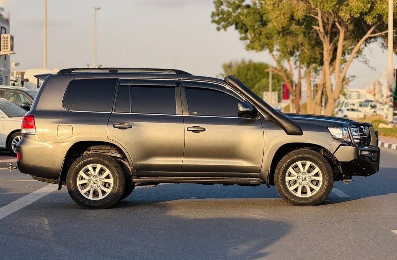 Toyota Land Cruiser 2017 | BULL BAR | PUSH START | SUNROOF | PARKING SENSOR | 4.5L DIESEL ENGINE | POWER SEAT | AT | RHD