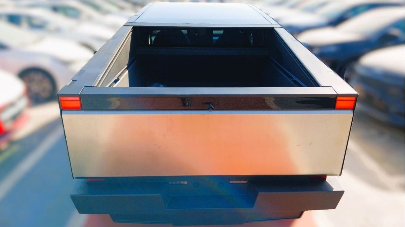 تسلا سايبرتراك Tesla Cybertruck Foundation Series electric pickup truck 2024YM