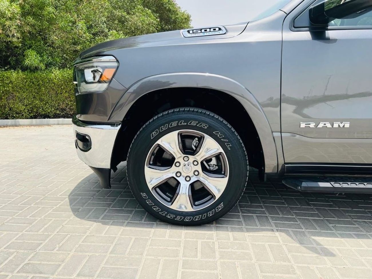 RAM 1500 Laramie Crew Cab 5.7L Dodge RAM Laramie - 2022 - Grey