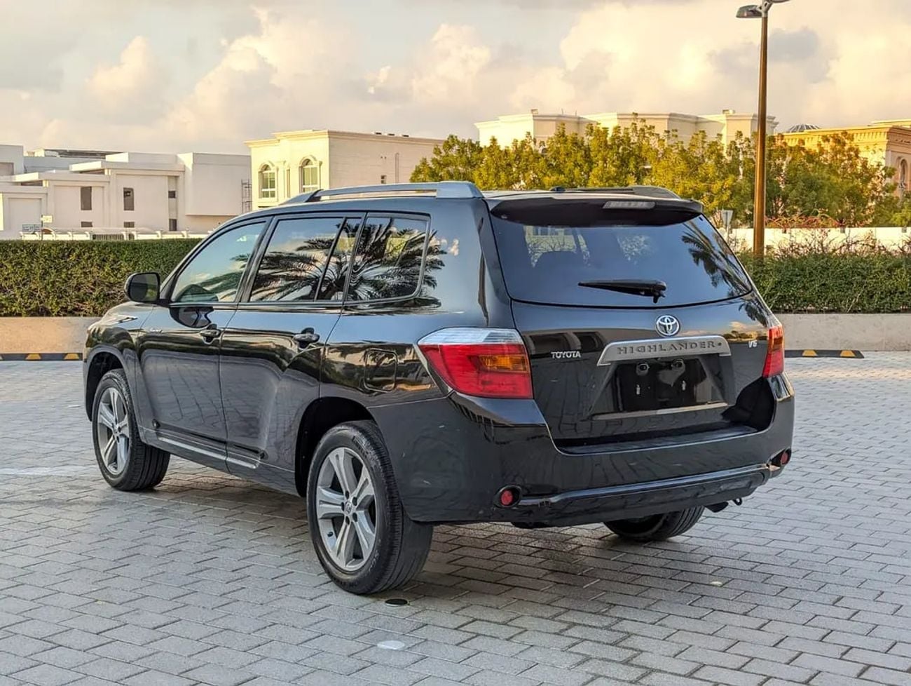 تويوتا هايلاندر V6 | 3.5L V6 | Spacious &amp; Reliable Family SUV