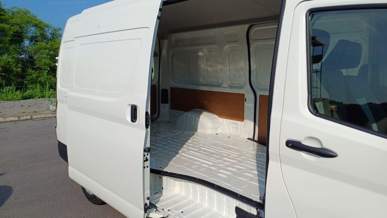 Toyota Hiace Van High Roof 2.8L (174 HP) M/T