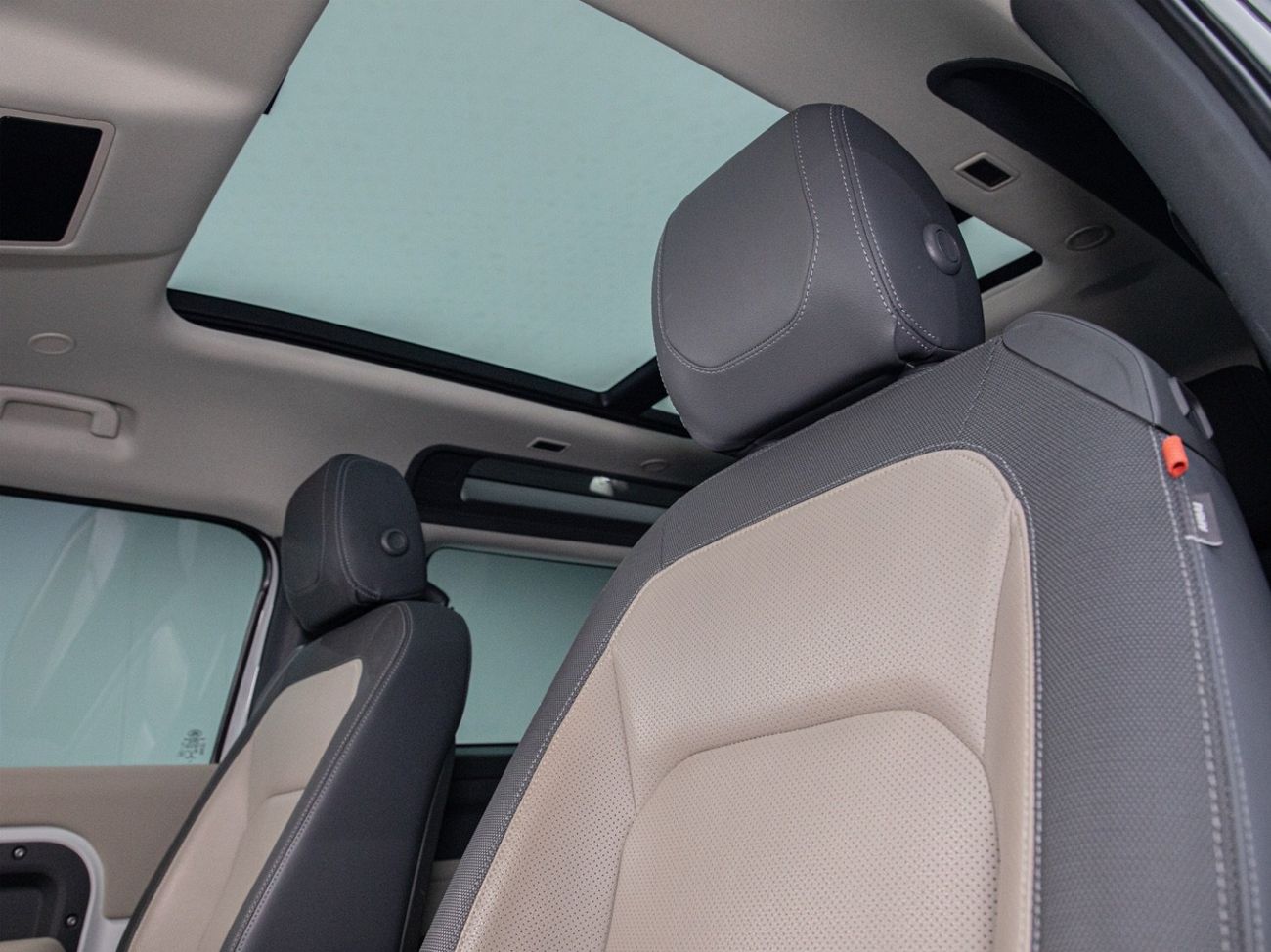 Land Rover Defender P300 90 X-Dynamic SE 2.0L (5 Seater)