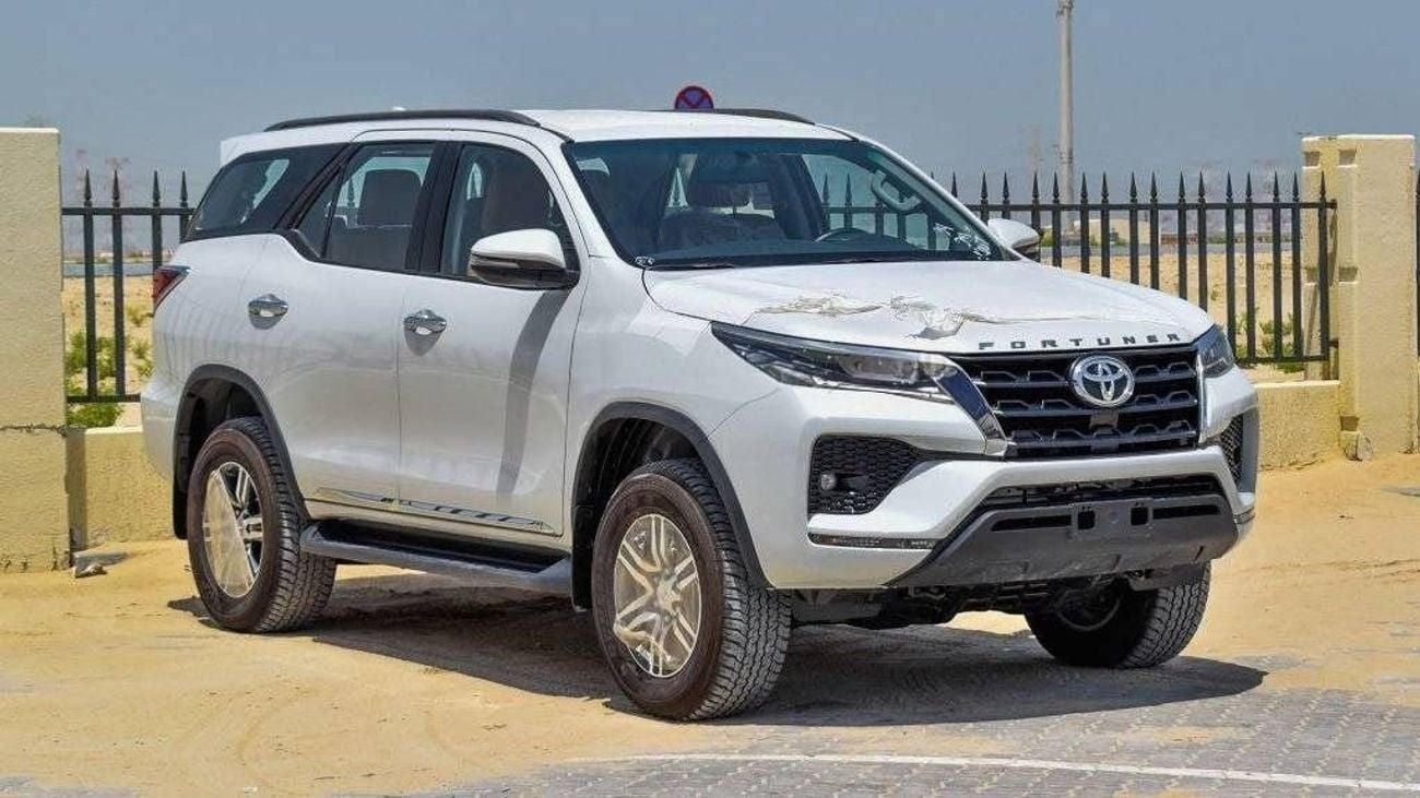 تويوتا فورتونر 2025 Toyota Fortuner 4.0L Petrol AT (White-Beige)