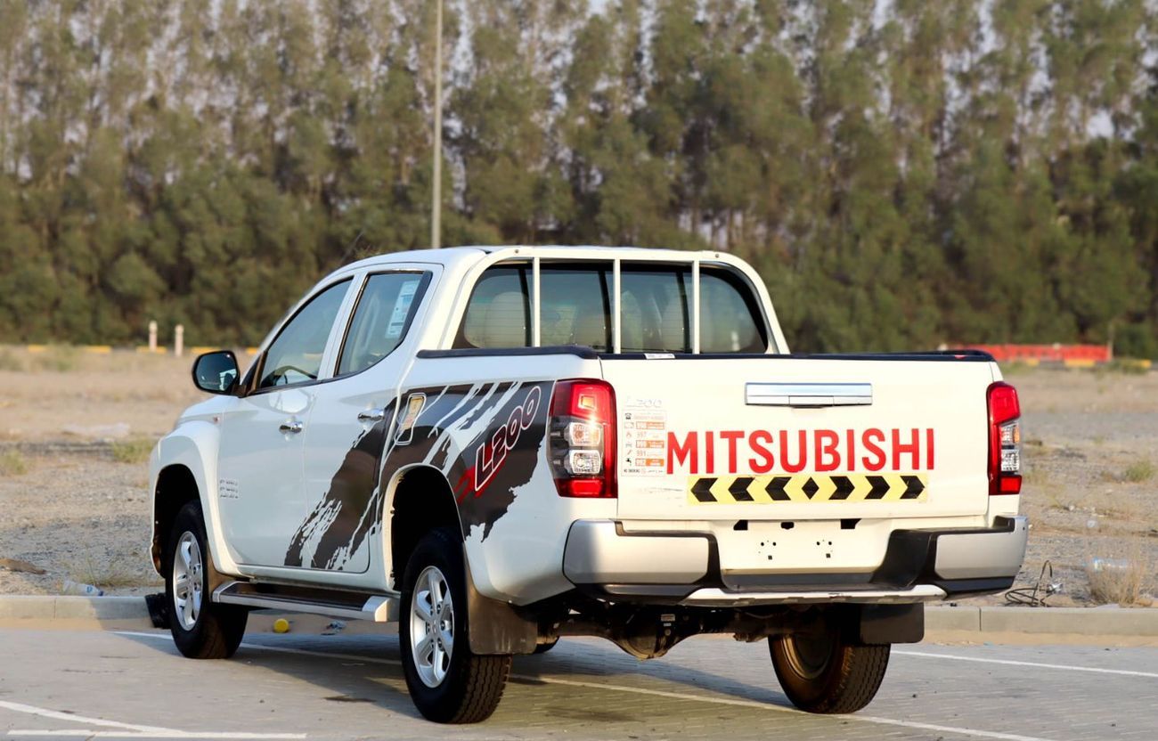 Mitsubishi L200 GL 2.5L Double Cab Utility 4WD Mitsubishi L200 2.4 L 4WD 2022 GCC accident-free in excellent conditi