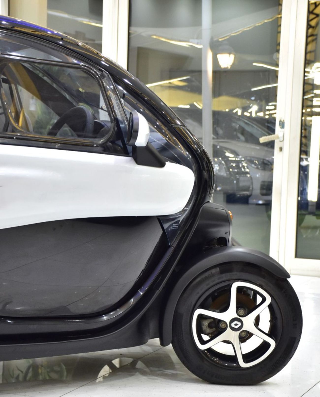 Renault Twizy EXCELLENT DEAL for our Renault Twizy ( 2019 Model ) in White / Black Color Korean Specs