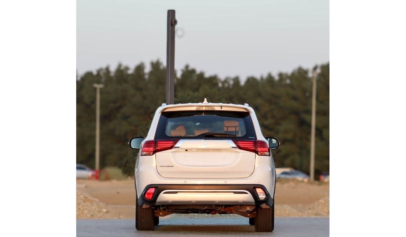 Mitsubishi Outlander GLS 2.4L Mitsubishi Outlander 2021 GCC 2.4L accident-free original paint in excellent condition 1281