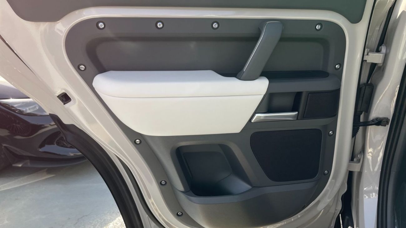 لاند روفر ديفندر 2026 Land Rover Defender P400 110 HSE X-DYNAMIC WARRANTY 5 YEARS