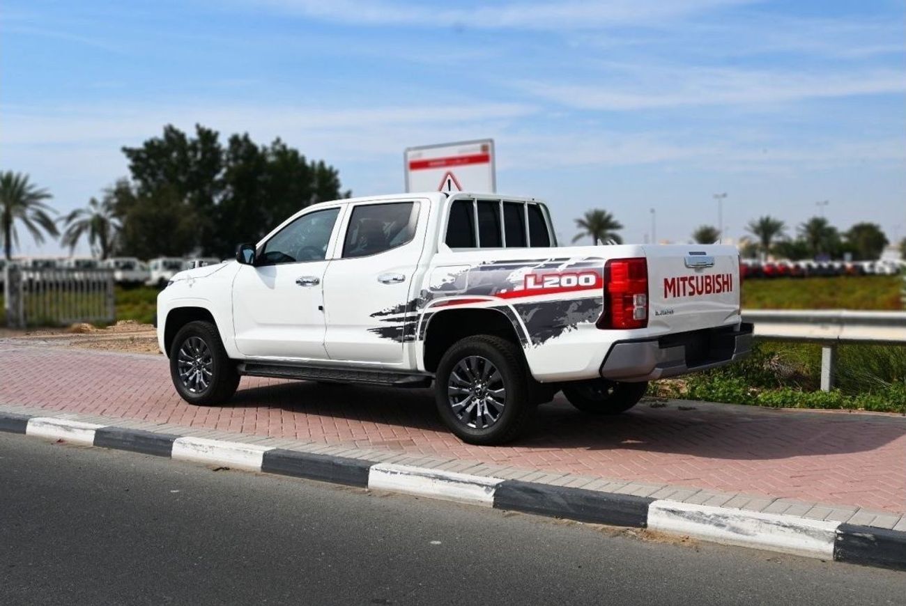 ميتسوبيشي L200 ميتسوبيشي L200 موديل 2024 ناقل الحركة بنزين يدوي ابيض من الخارج اسود من الداخل