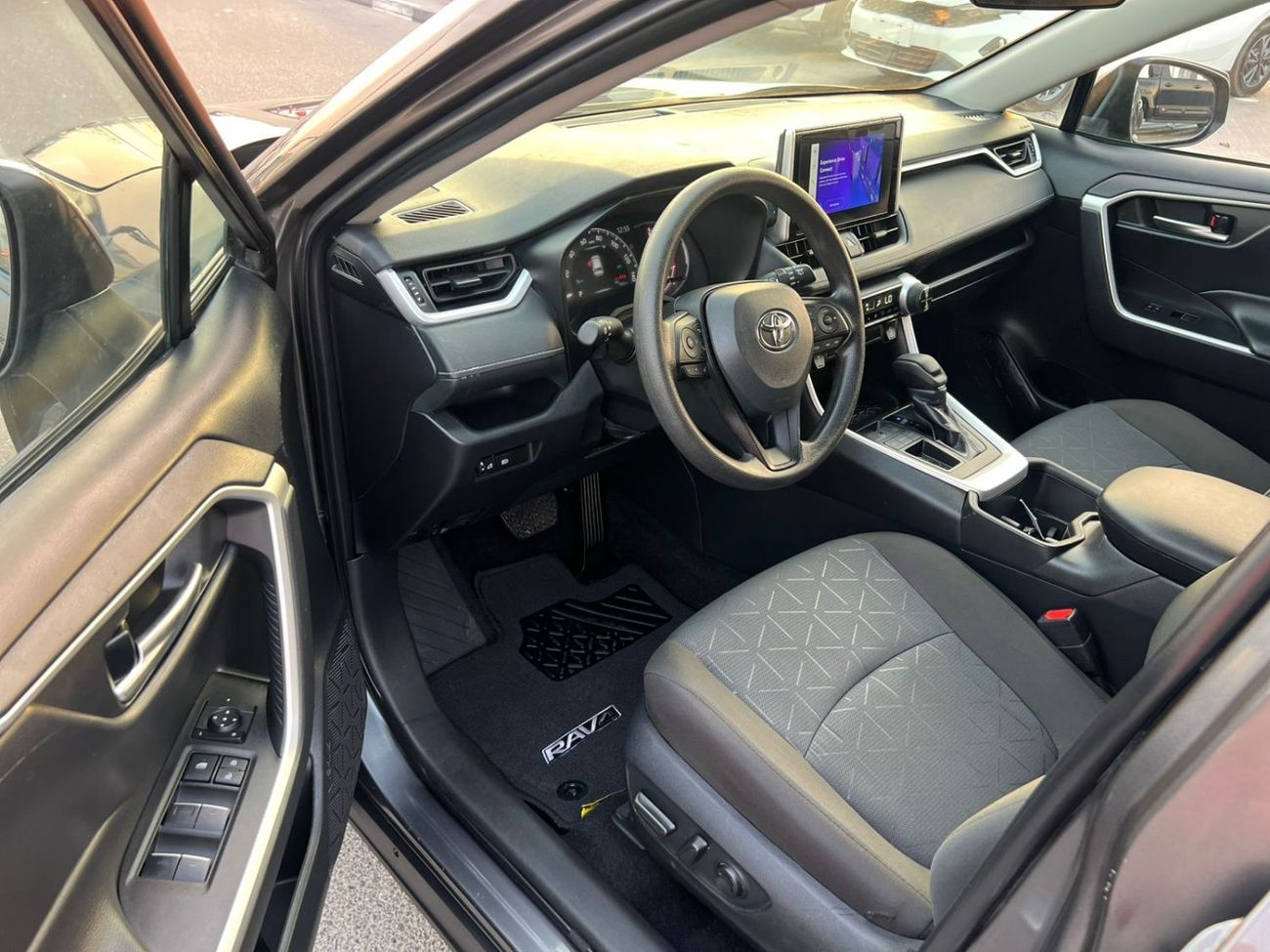 Toyota RAV4 2025 Toyota RAV4 XLE Full Option - 2.5L V6 - Rear CAM - Low Mileage - Radar System -