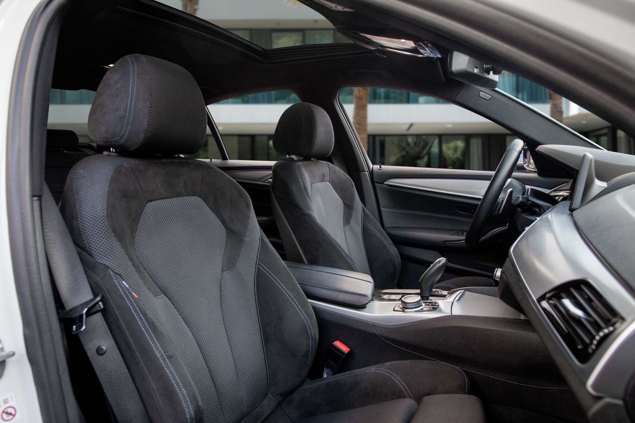 بي أم دبليو 520i 520i M-Kit | 2,155 P.M | 0% Downpayment | Alcantara Bucket Seats!