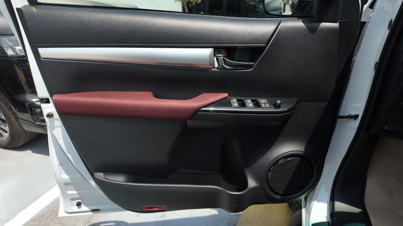 تويوتا هيلوكس  TOYOTA HILUX SR5 4.0 V6 4WD A/T 2026