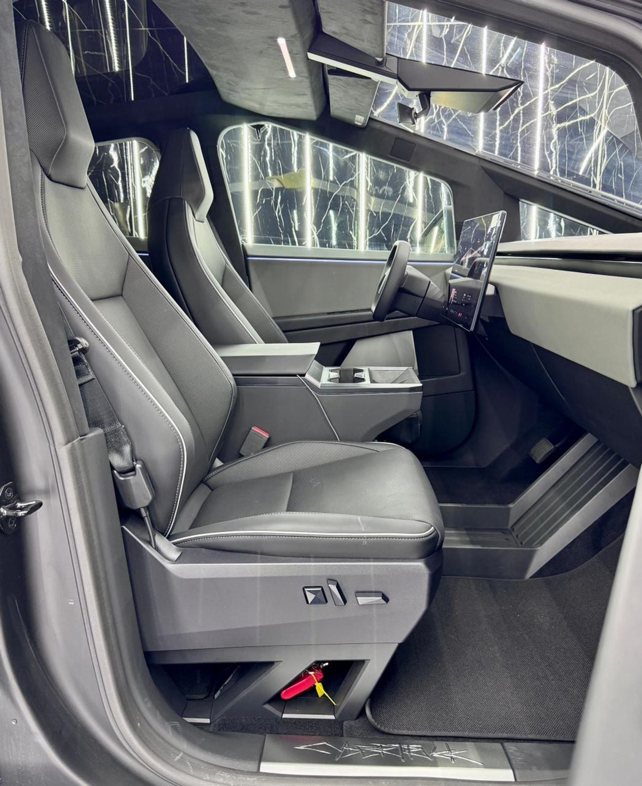 تسلا سايبرتراك Tesla Cybertruck All wheel drive,GCC,600Hp,Excellent,Low kms