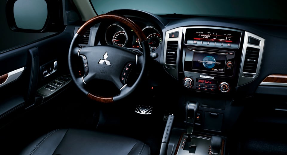 Mitsubishi Pajero interior - Cockpit