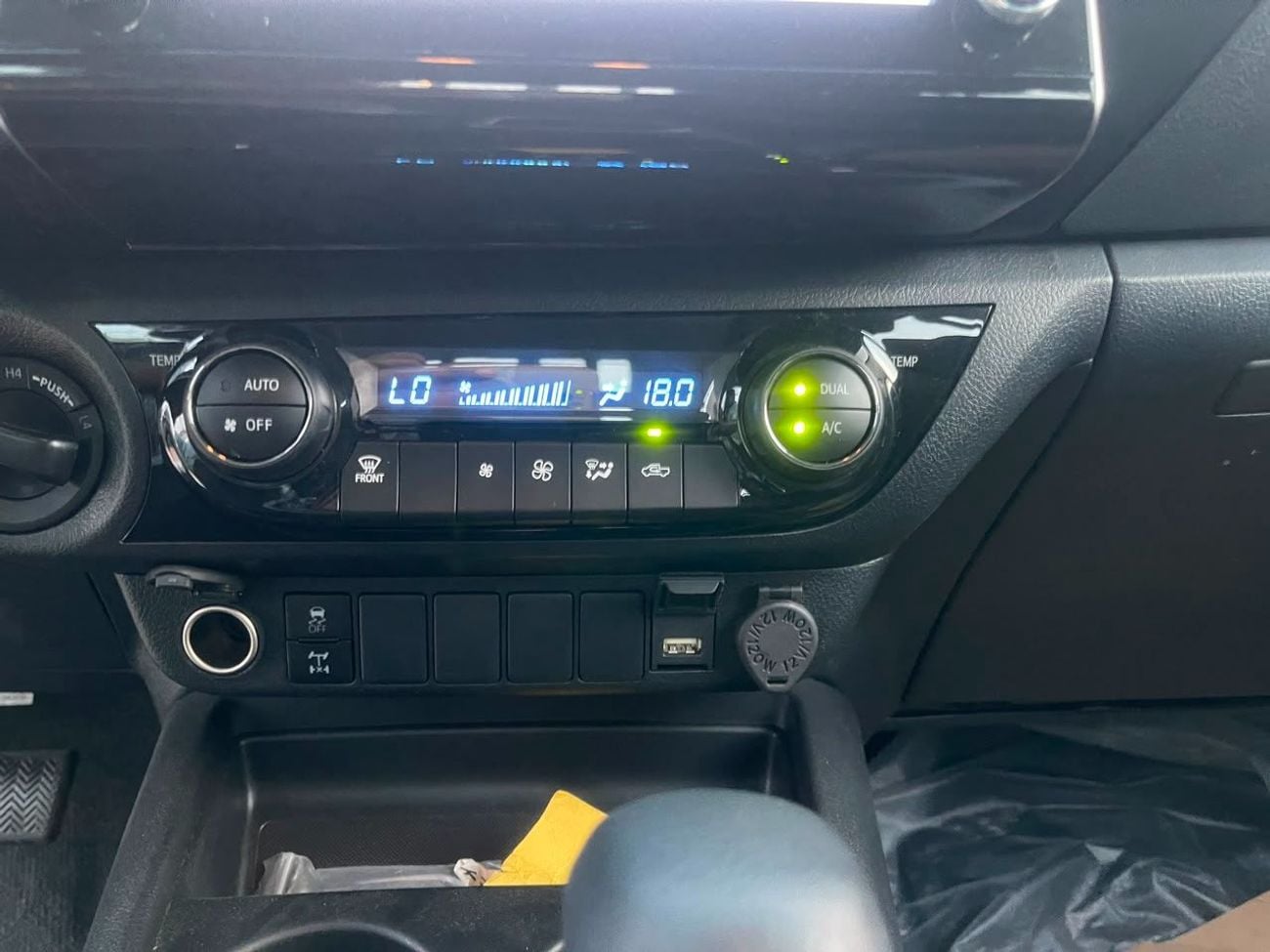 Toyota Hilux SR5 (NON GCC)